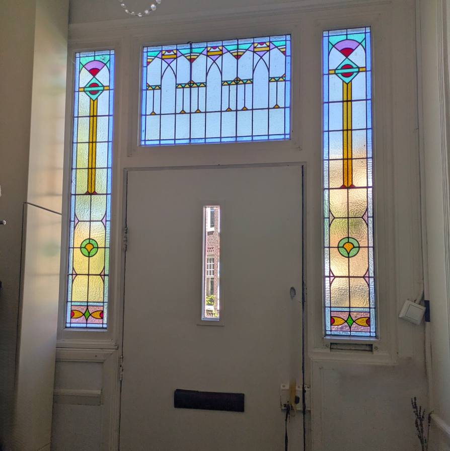 Voordeur met zijlichten en bovenlicht in glas in lood