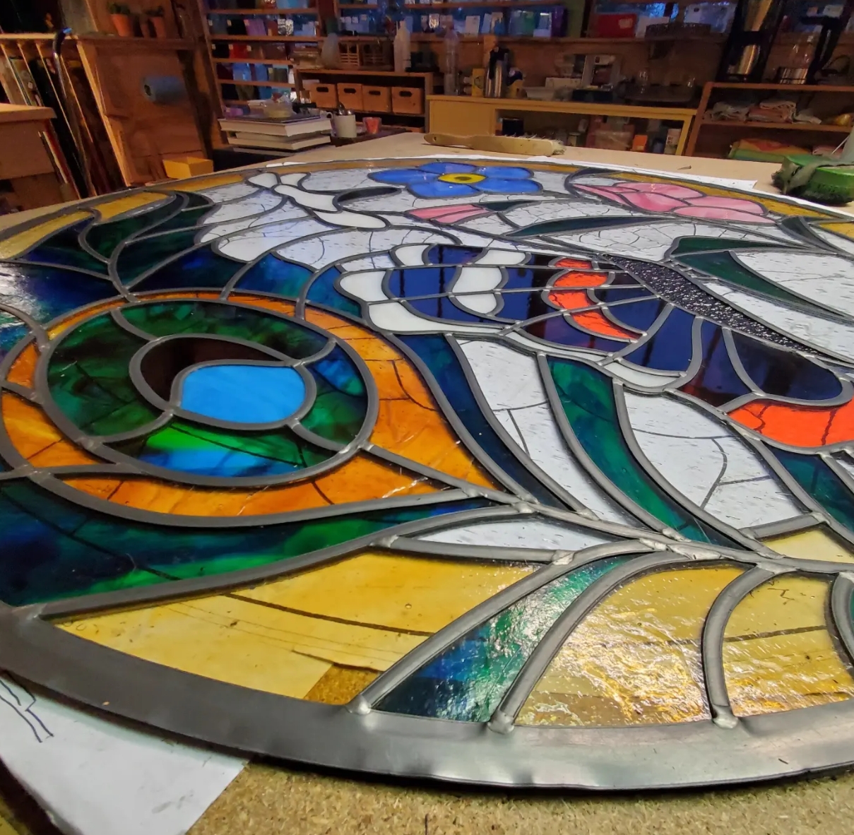 Rond glas-in-lood paneel met pauwmotief