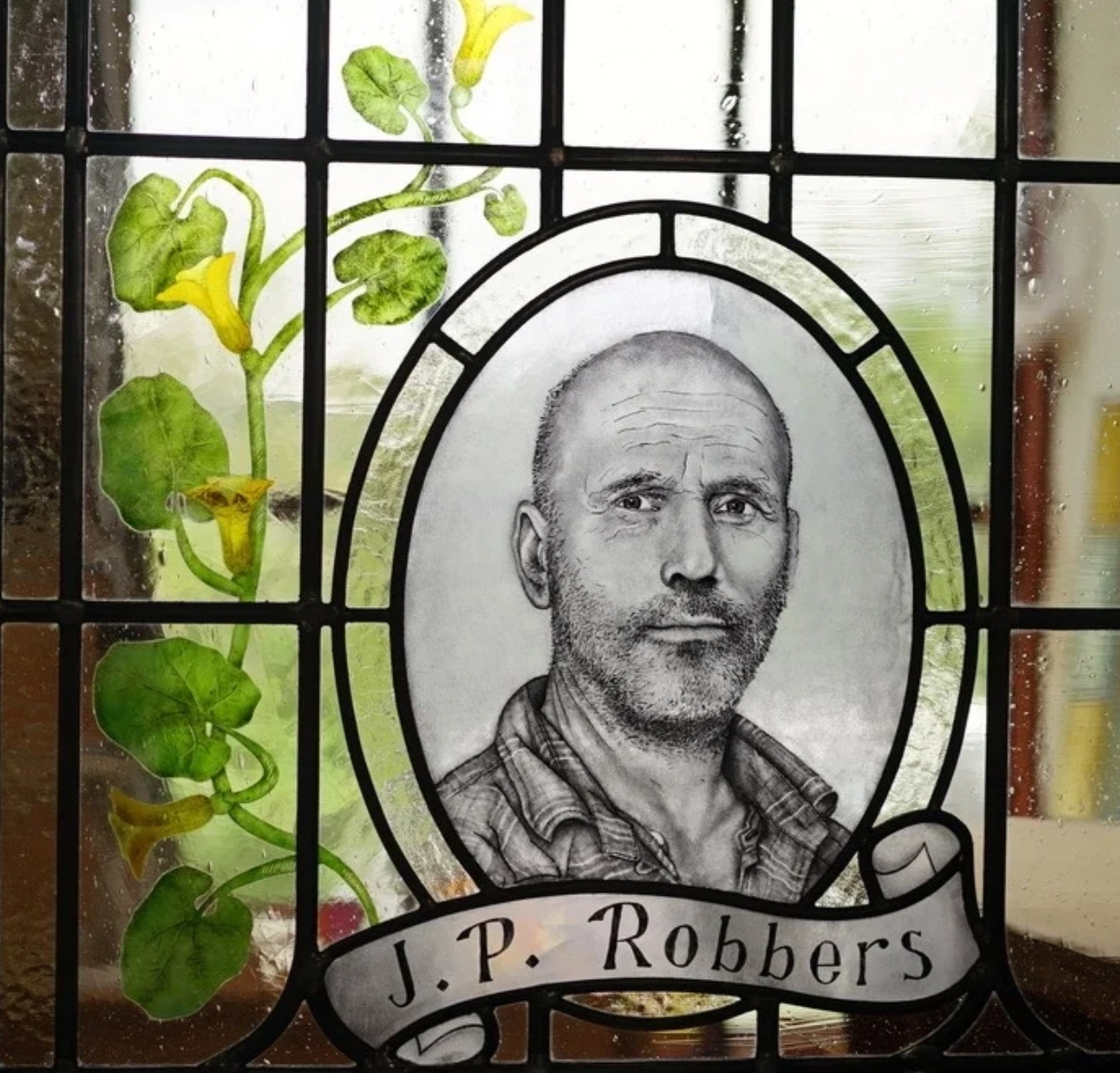 Geschilderd glas-in-lood portretpaneel met bloemmotief