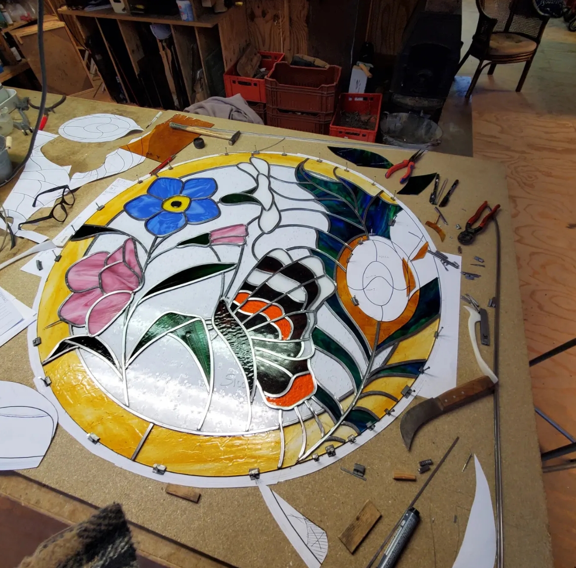 Rond bloempaneel in wording op de werkbank